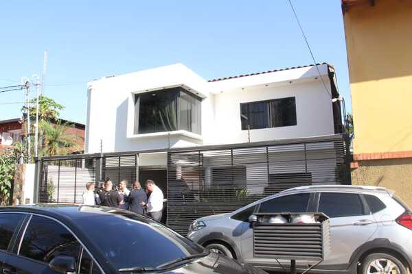 Ataque con bomba molotov contra la vivienda de periodista en Lambaré
