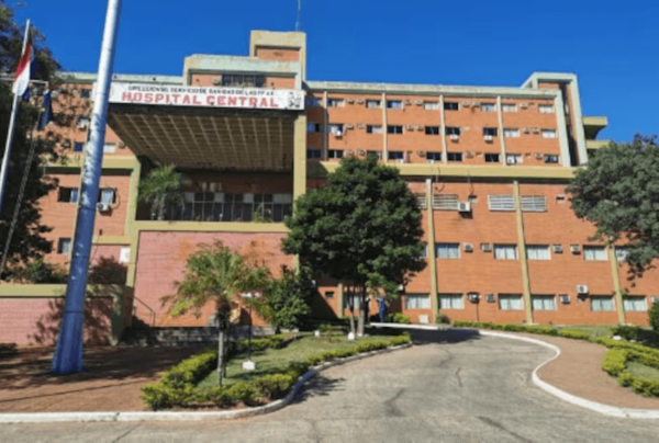 Operan mano equivocada de una niña en Hospital Militar - Noticiero Paraguay