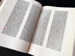 Biblioteca Nacional recibe réplica del Antiguo Testamento de la Biblia de Gutenberg