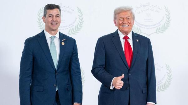 Peña estuvo al lado de Trump en Egipto y cartistas dicen que ya es aliado del “nuevo orden mundial”