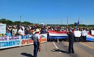 Productores de papa y cebolla cerraron la ruta Paraguarí-Guairá para exigir al Gobierno que frene el contrabando - Nacionales - ABC Color