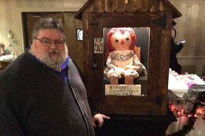Popular / ¡Miedazo! El heredero de Annabelle visitó el cementerio de Recoleta