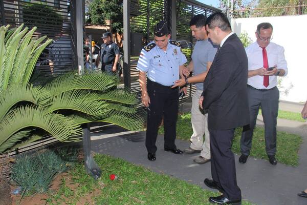 Popular / Ministerio Público investiga ataque con bomba molotov contra vivienda de periodista