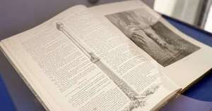 La Nación / Biblioteca Nacional recibe réplica del Antiguo Testamento de Gutenberg