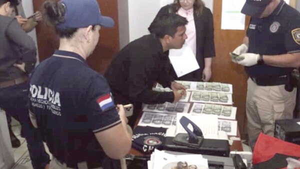 Caen fiscal y su asistente por cobrar coima de G. 7 millones