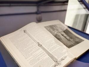 La Biblioteca Nacional recibe el segundo volumen de la réplica de la Biblia de Gutenberg