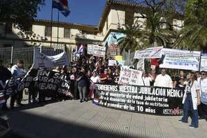 Médicos se manifiestan frente al Ministerio de Salud: amenazan con un paro total - Nacionales - ABC Color