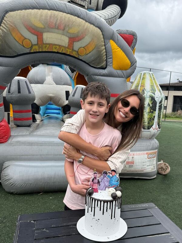 Pampita Ardohain y Benjamín Vicuña celebraron juntos la vida de Benicio - Gente - ABC Color