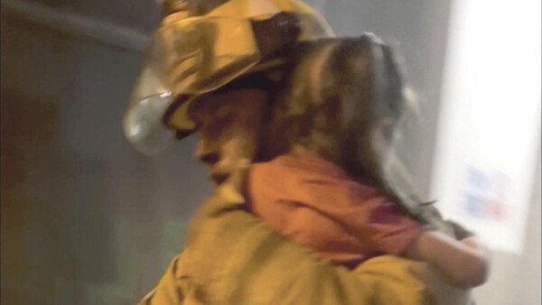 Bomberos rescató a una niña de la masacre en el piso 15