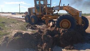 Vecinos de Los Laureles-Ñeembucú reparan caminos, ante el abandono del Gobierno Central