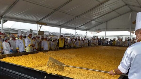 Buscan batir Récord Guinness de la mayor degustación de huevos revueltos del mundo