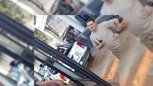 Hombre bloqueó la puerta de un colectivo y mantuvo retenidos a los pasajeros