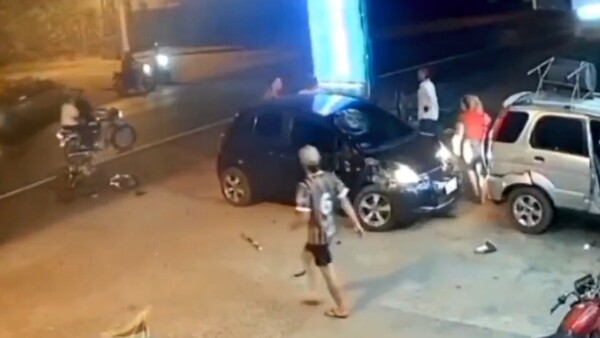 Video: Giro imprudente provoca violento choque y motociclista queda en estado grave