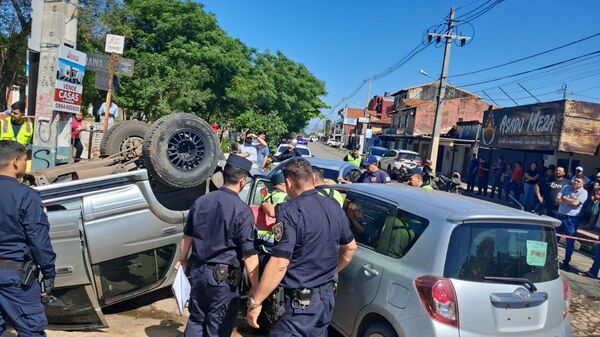 Hombre con antecedentes choca y hace volcar a una Hilux en Mariano