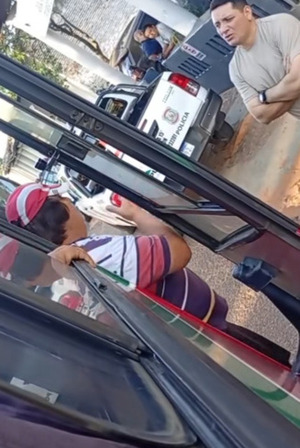Popular / Un hombre bloqueó la puerta de un colectivo, gritó a los pasajeros y el chofer tuvo que llevarlo directo a la Policía
