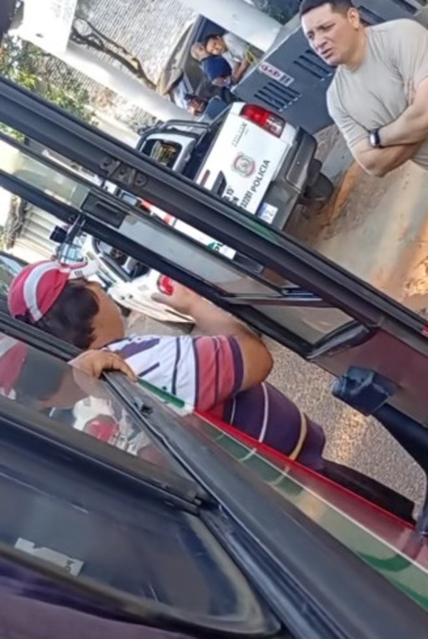 Popular / Un hombre bloqueó la puerta de un colectivo, gritó a los pasajeros y el chofer tuvo que llevarlo directo a la Policía