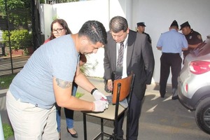 Fiscalía investiga atentado con bomba molotov contra periodista y su familia