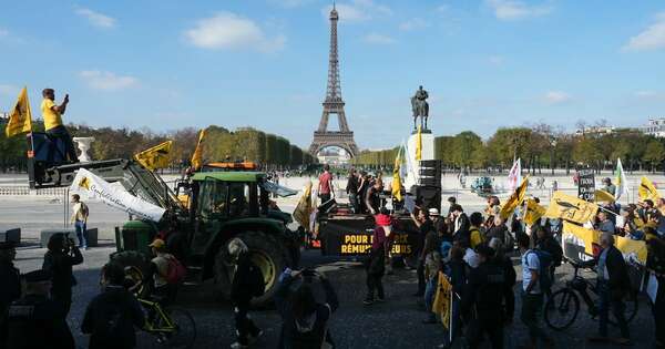La Nación / Agricultores protestan en París contra el acuerdo UE-Mercosur