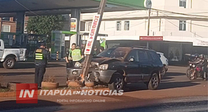 DAÑOS MATERIALES TRAS CHOQUE DE UN VEHÍCULO CONTRA UNA COLUMNA