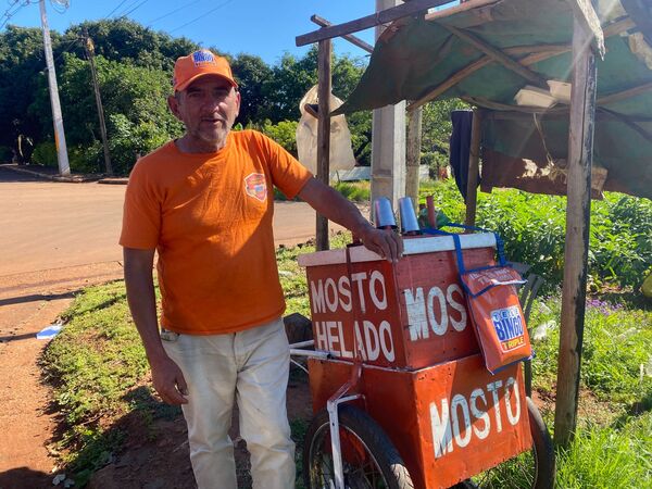 La venta de mosto revive en Encarnación durante los días calurosos