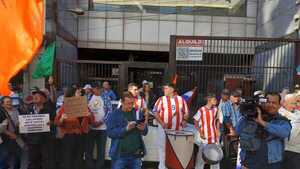 Jubilados de Tebicuary piden la destitución del director interino de la Unidad Sanitaria del IPS