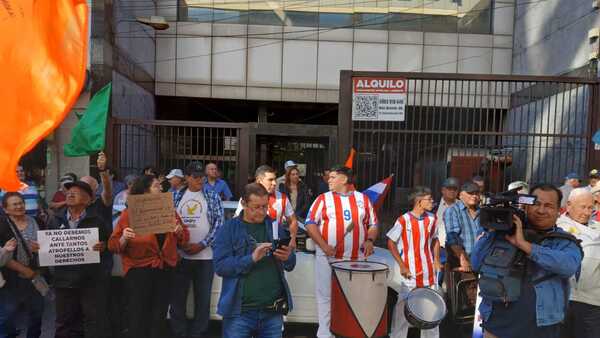 Jubilados de Tebicuary piden la destitución del director interino de la Unidad Sanitaria del IPS