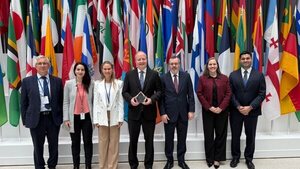 Ministro de Economía recibe distinción por "Excelencia en Finanzas Públicas"