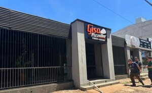 Incendio afecta conocida pizzería en Presidente Franco