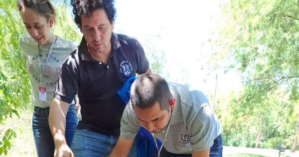 La Nación / Operarios municipales rescatan y liberan en su hábitat natural a un mykure