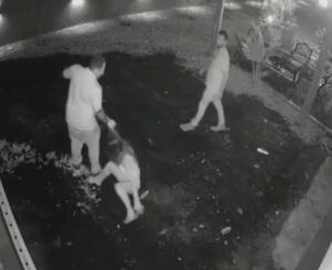 Popular / (VIDEO). Rapai agrede brutalmente a una mujer frente a su marido que ni se inmutó en defenderla