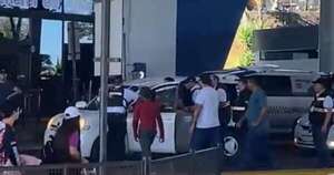 La Nación / Video muestra acción violenta de marinos contra menores en área primaria de CDE
