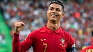 Popular / Ya es un escándalo: CR7 metió doblete y superó récord del "Pescadito" Ruiz