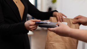 Ventas locales crecieron 5% en agosto impulsadas por manufacturas, servicios y comercio