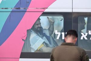 Hamás entrega los restos de otros cuatro rehenes e intenta recuperar el control en Gaza  - Mundo - ABC Color