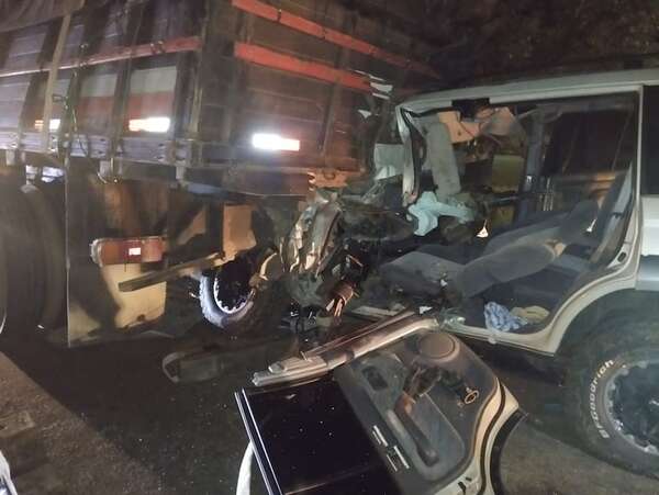 Joven quedó atrapado tras chocar contra un camión en Arroyos y Esteros - Policiales - ABC Color