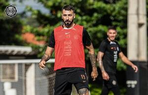 Pratto habla de un error del departamento médico de Olimpia y revela que casi se "agarró a las piñas" con Palermo