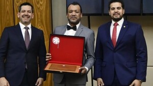 Popular / (GALERÍA) ¡Gustavo Cabaña fue condecorado por Diputados!