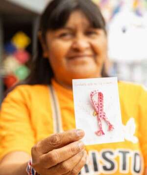 Octubre Rosa: artesanas de la comunidad Maká tejen lazos  - Nacionales - ABC Color