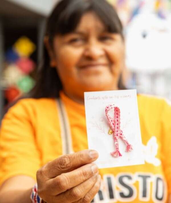Octubre Rosa: artesanas de la comunidad Maká tejen lazos - Nacionales - ABC Color
