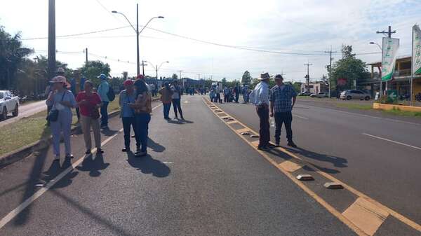 Productores de Santa Rosa reclaman a Yacyretá y al MAG por promesas incumplidas - Nacionales - ABC Color