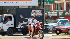 Refuerzan controles para frenar el cruce indebido de motociclistas en pasos peatonales - ADN Digital