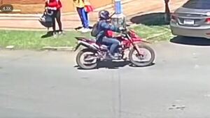 Motobolt quiso atrapar a un ladrón y terminó sin celular