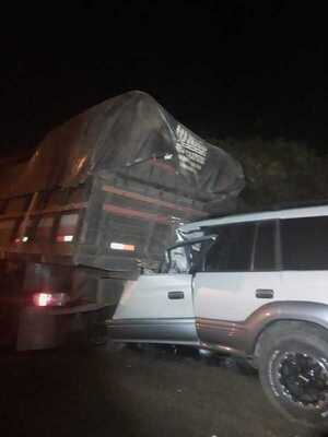 Popular / Ka’úre al volante: chocó su camioneta contra un camión cargado con chía