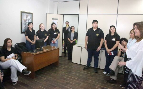 Estudiantes de Psicología visitaron Palacio de Justicia de Asunción