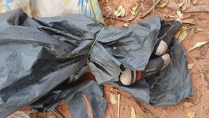 Transeúntes encuentran a un hombre muerto, envuelto en una carpa, en Zanja Pytã