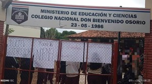 Estudiantes tomaron colegio de Ñemby y exigen la destitución de la directora - trece