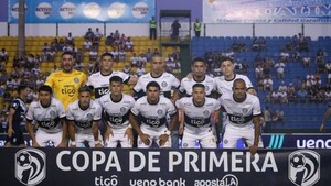 ¿Un Olimpia ultradefensivo en el clásico? Almeida paró una "línea de 5" en defensa