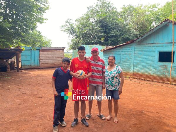 Orgullo total: Joven encarnaceno representará a Paraguay en fútbol para ciegos en Chile