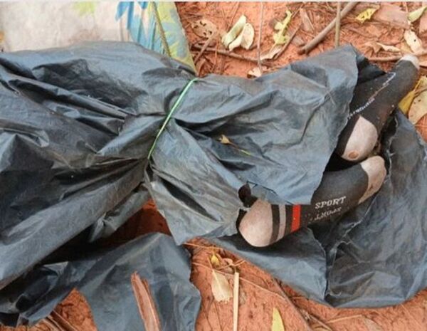 Popular / Encuentran cadáver de un prójimo envuelto en una carpa negra