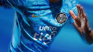 Popular / Jugadores de Olimpia decidieron usar la camiseta celeste el domingo